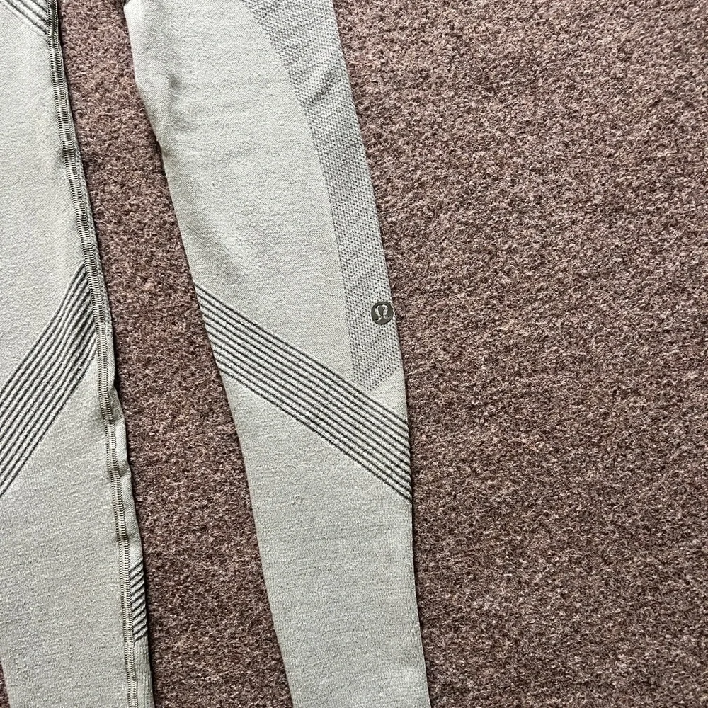 Lululemon Aerial Silk Tight Grey Sage Green Seamless Knit Leggings 28” Size 2_8